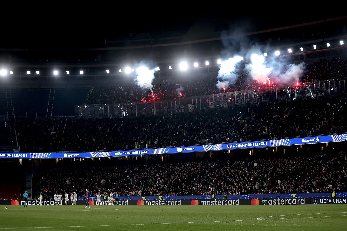 Агитката на Айнтрахт Франкфурт (горе), Камп Ноу / Getty Images