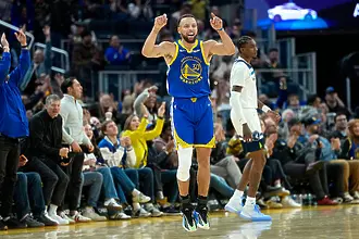 Майсторско изпълнение - Стеф Къри вкара и от 