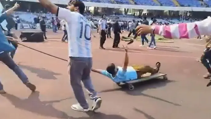 Хаос при визитата на Меси в Индия: фенове хвърляха седалки на стадиона в Калкута - платили си, но не видели звездата (ВИДЕО)