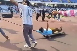 Хаос при визитата на Меси в Индия: фенове хвърляха седалки на стадиона в Калкута - платили си, но не видели звездата (ВИДЕО)