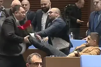 Бивш министър на спорта, минал през ЦСКА, участва в бой в Парламента (ВИДЕО)