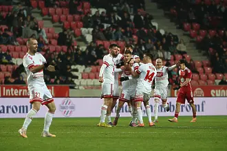 Български футболист шокира Дебрецен с гол зад центъра (ВИДЕО)