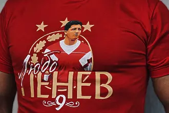 ЦСКА и организираните фенове пуснаха тениски за Любо Пенев