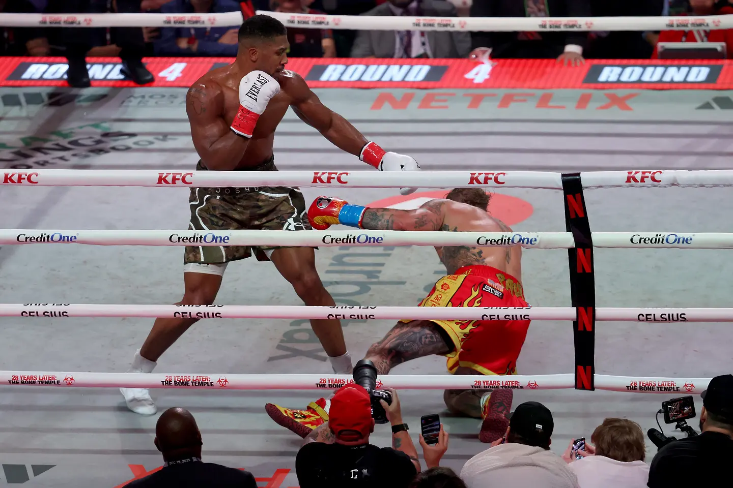 Антъни Джошуа и Джейк Пол / Getty Images