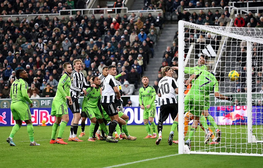 Люис Майли вкарва победния гол за Нюкасъл / Getty Images