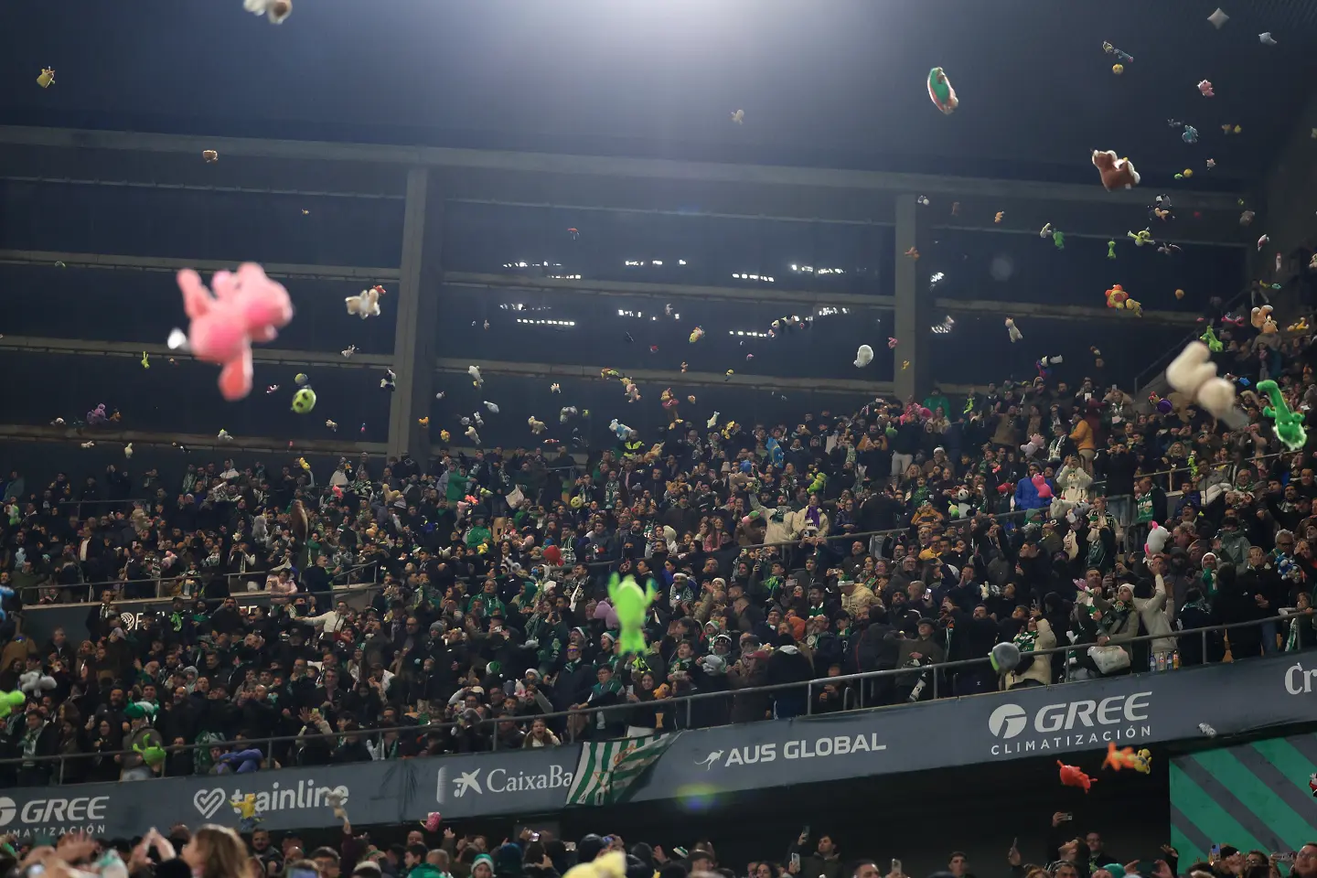 Фенове на Бетис хвърлят плюшени играчки към терена / Getty Images