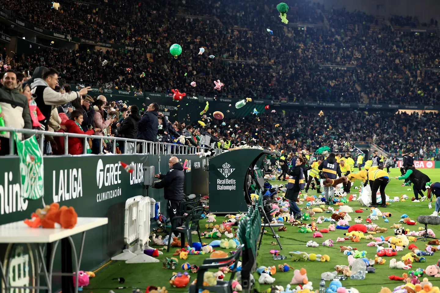 Фенове на Бетис хвърлят плюшени играчки към терена / Getty Images