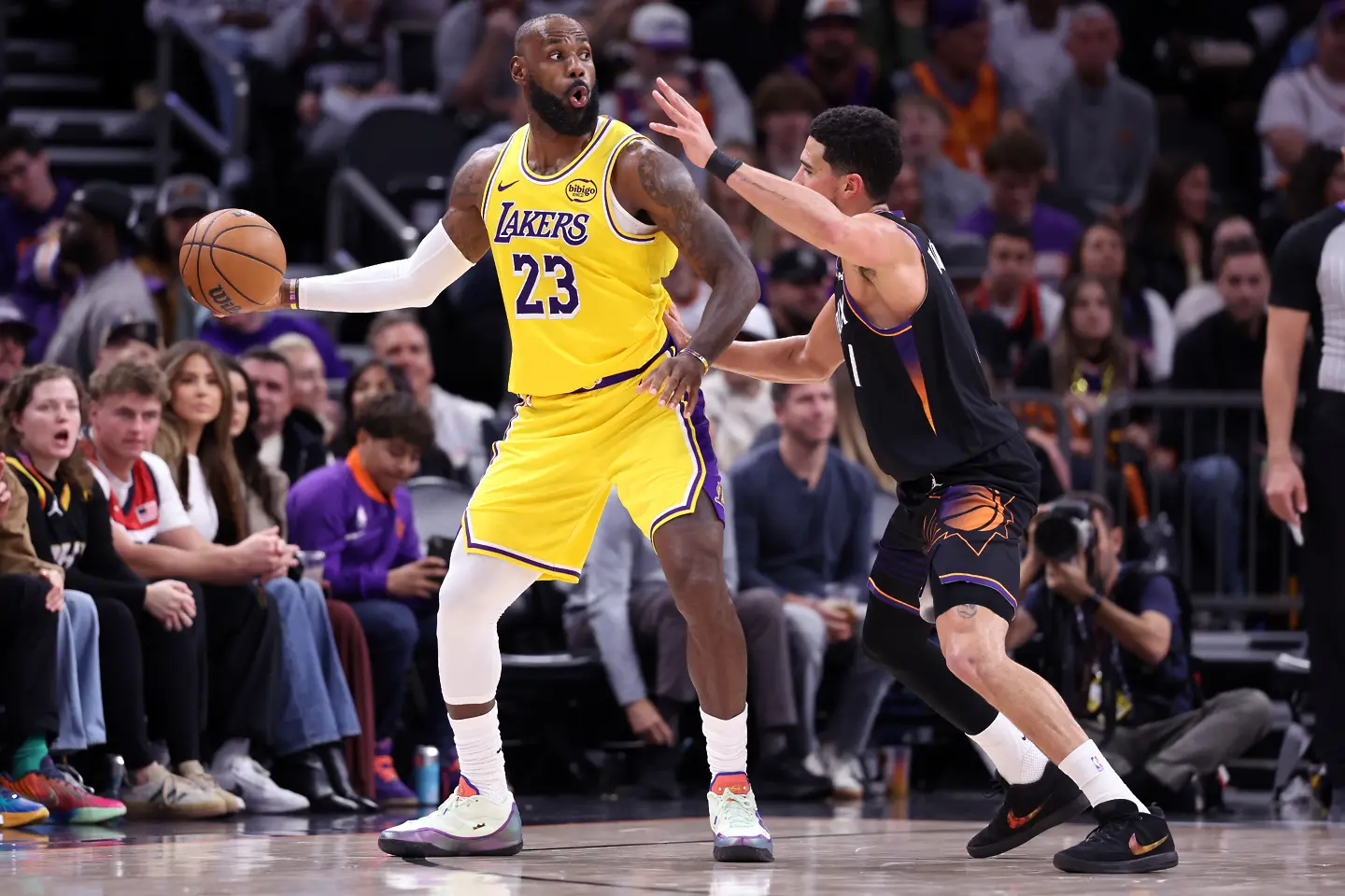 Леброн Джеймс и Девин Букър / Getty Images