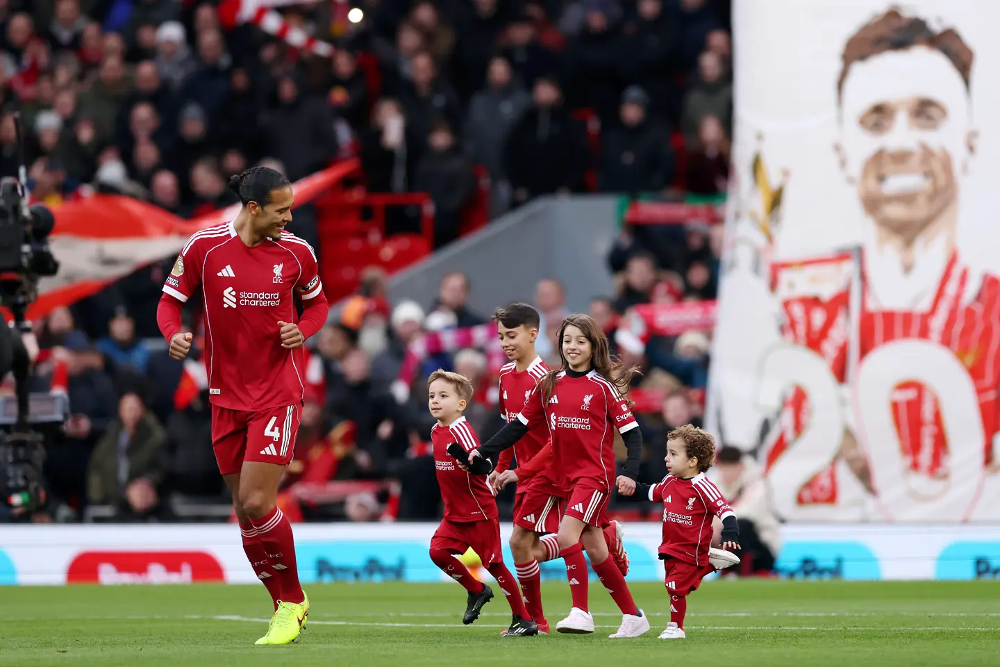 Върджил ван Дайк и децата на Диого Жота  - Динис и Дуарте / Getty Images