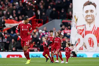 Емоционално: синовете на Диого Жота трогнаха „Анфийлд“ 