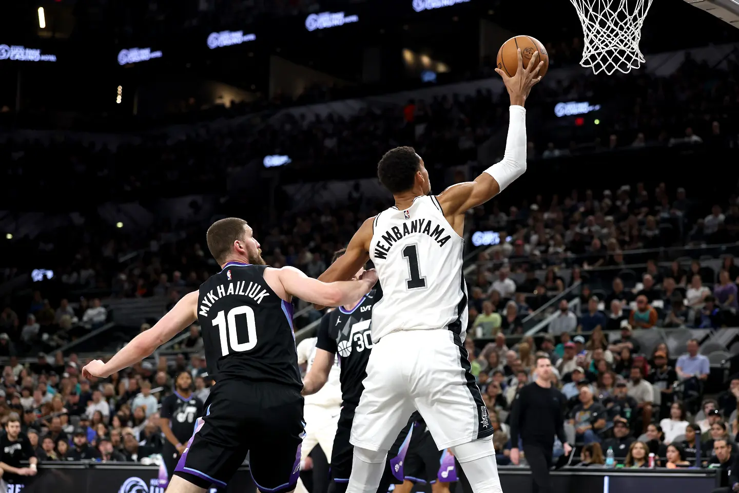 Виктор Уенбаняма в първия мач като титуляр от 14-и ноември насам / Getty Images