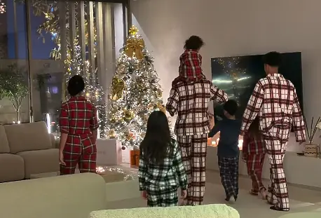 Семейството на Кристиано Роналдо пред коледната елха / instagram.com/georginagio