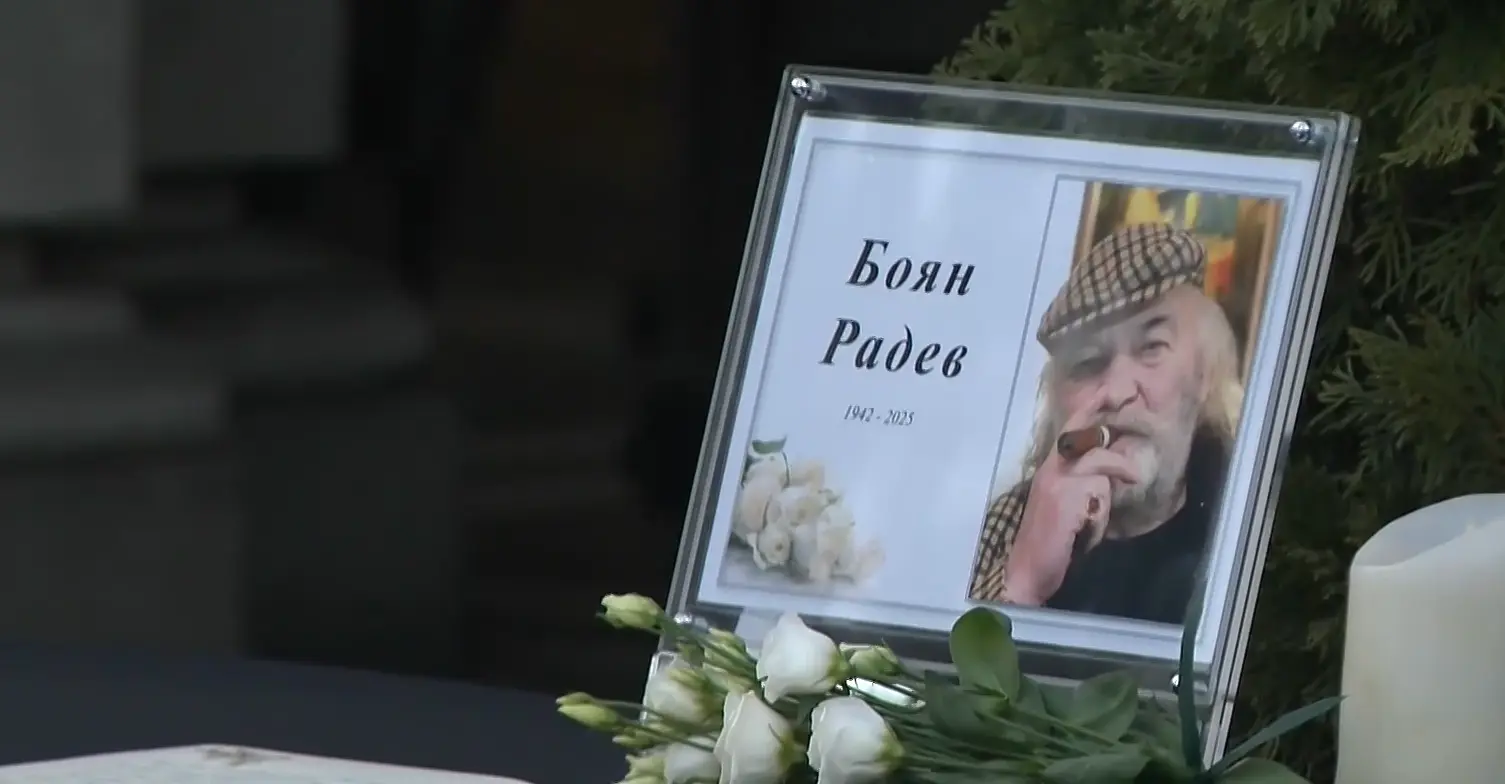 Стопкадър: БНТ / поклонението пред Боян Радев