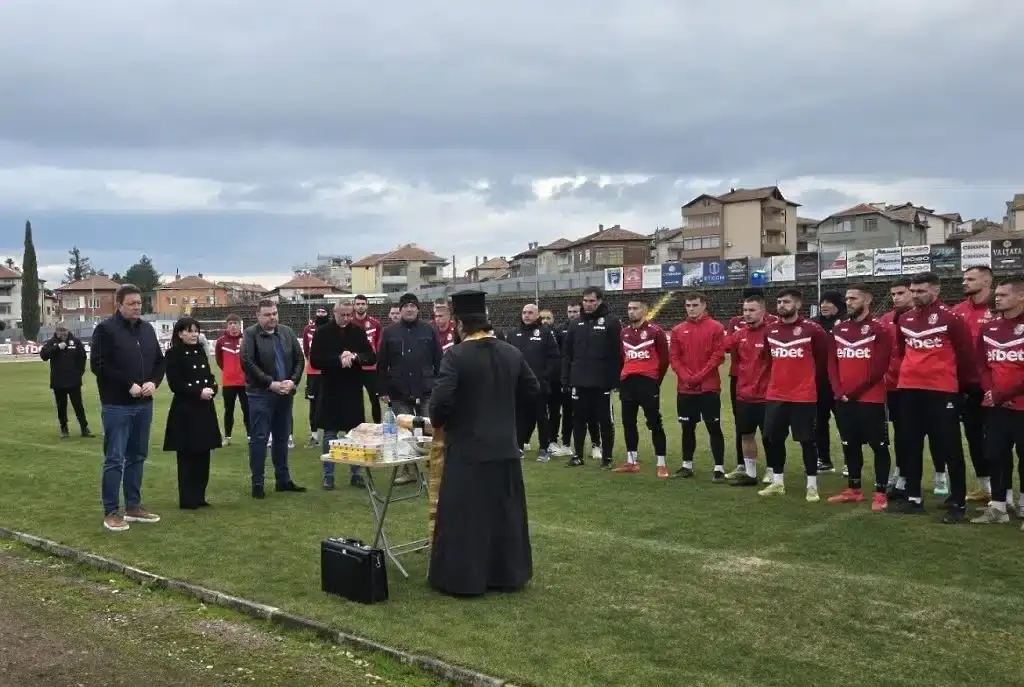 Свещеник на тренировка на Беласица Петрич / ofcbelasica.com