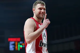 Александър Везенков най-резултатен при успех на Олимпиакос в Гърция