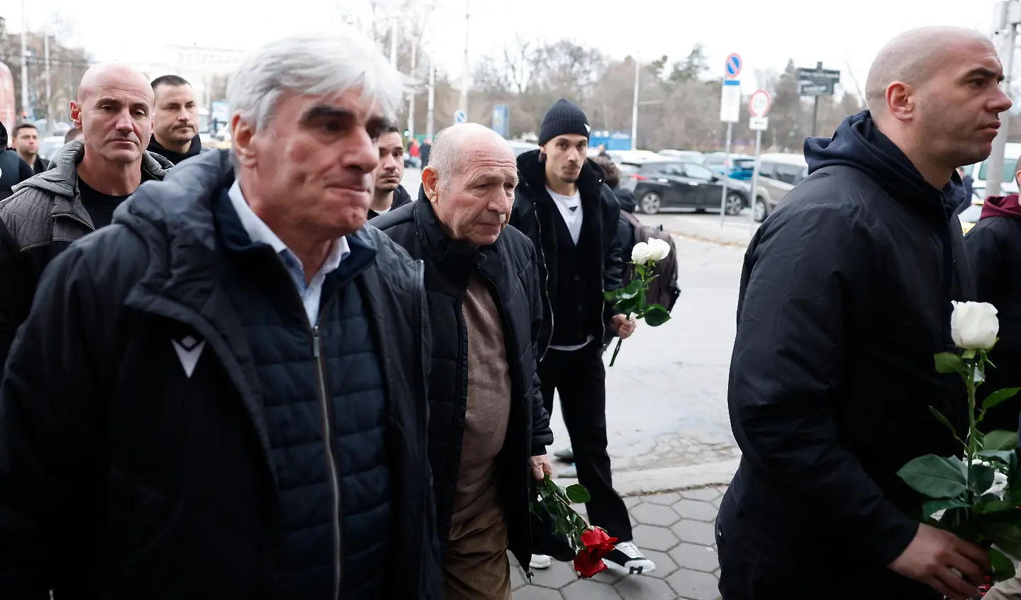 Бай Добри, Методи Томанов, поклонение на Димитър Пенев / startphoto.bg  