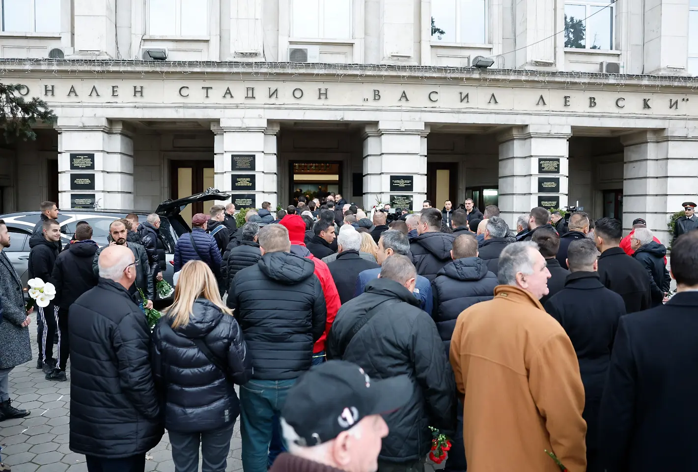 Тълпата на поклонението на Димитър Пенев / startphoto.bg