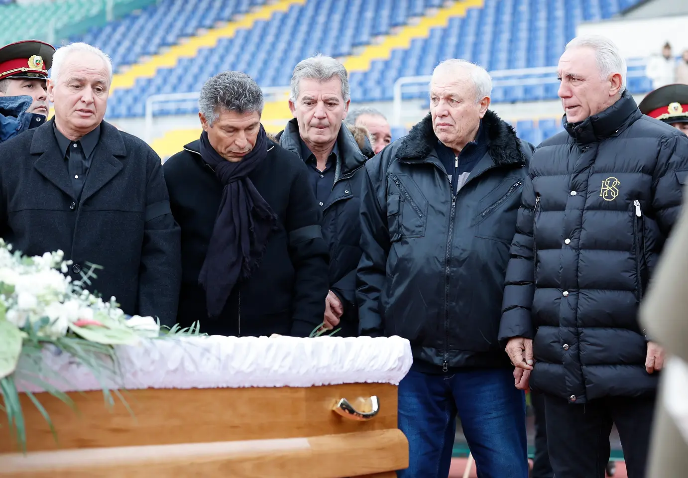 Емил Костадинов в средата / startphoto.bg