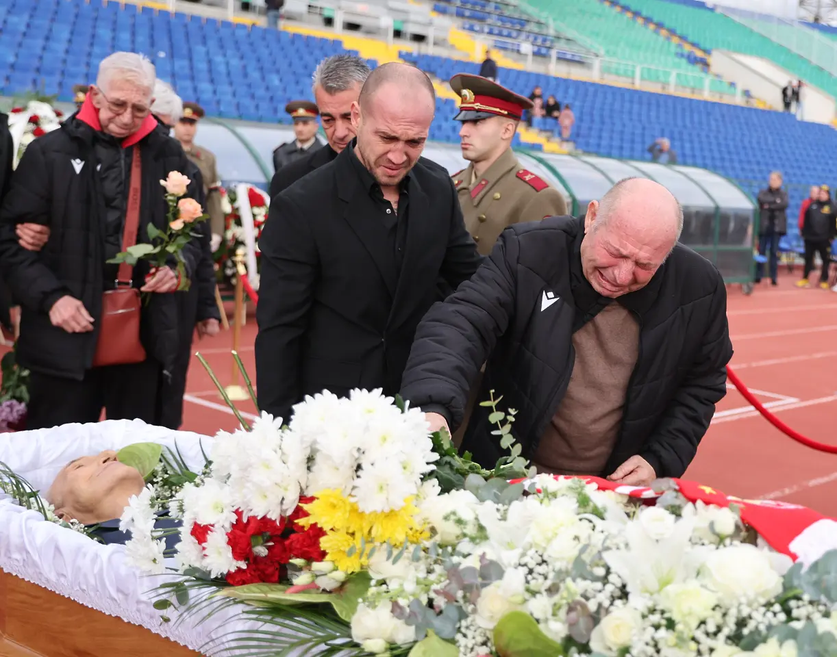 Бай Добри на поклонението пред Димитър Пенев / startphoto.bg