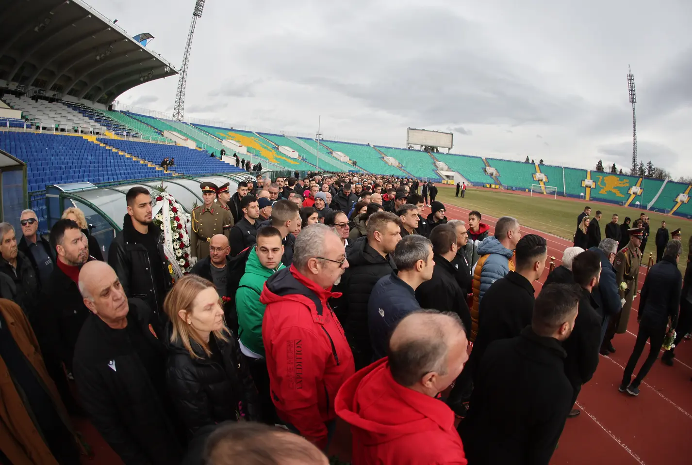 Тълпата на поклонението на Димитър Пенев / startphoto.bg