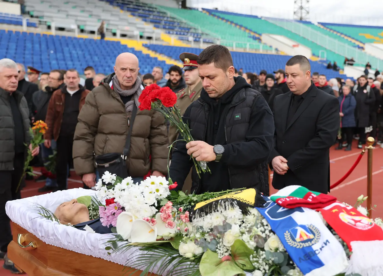 Александър Димитров на поклонението пред Димитър Пенев / startphoto.bg