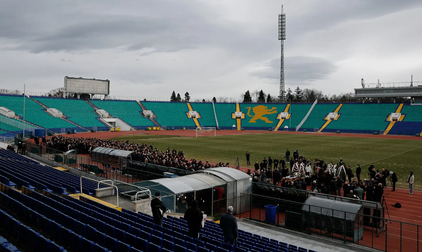 Тълпата на поклонението на Димитър Пенев / startphoto.bg