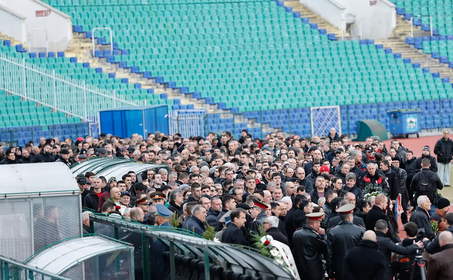 Тълпата на поклонението на Димитър Пенев / startphoto.bg