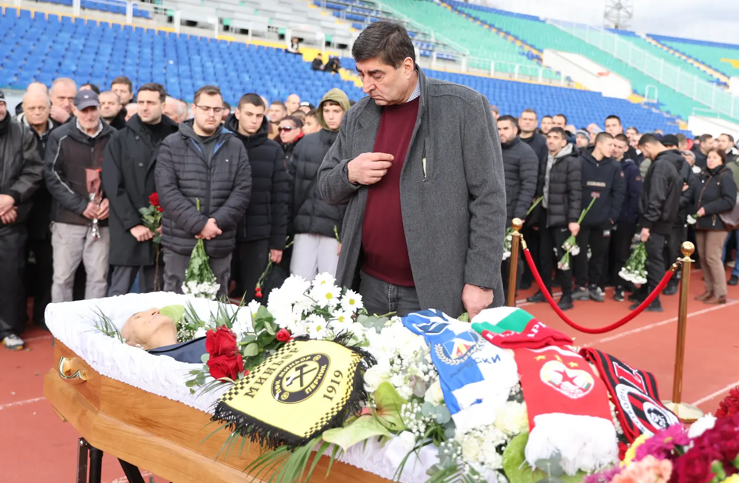 Борислав Кьосев на поклонението пред Димитър Пенев / startphoto.bg