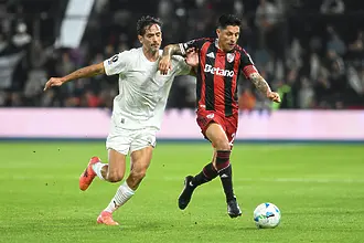 Роке Санта Крус отказва пенсията - нов договор и нова битка на 44