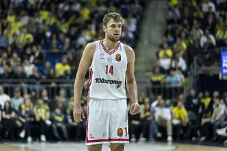 Везенков изигра силен мач, но Олимпиакос преклони глава пред Фенербахче