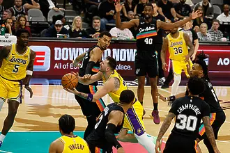 Дончич избухна с трипъл-дабъл, но Спърс приземи Лейкърс в отсъствието на Леброн (ВИДЕО)