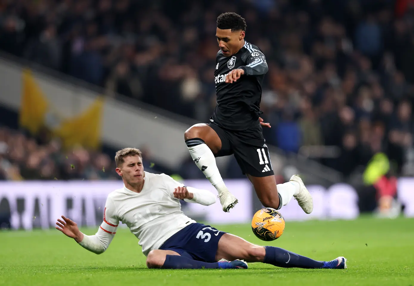 Олу Уоткинс (Астън Вила) се справя с Мики ван де Вен от Тотнъм / Getty Images