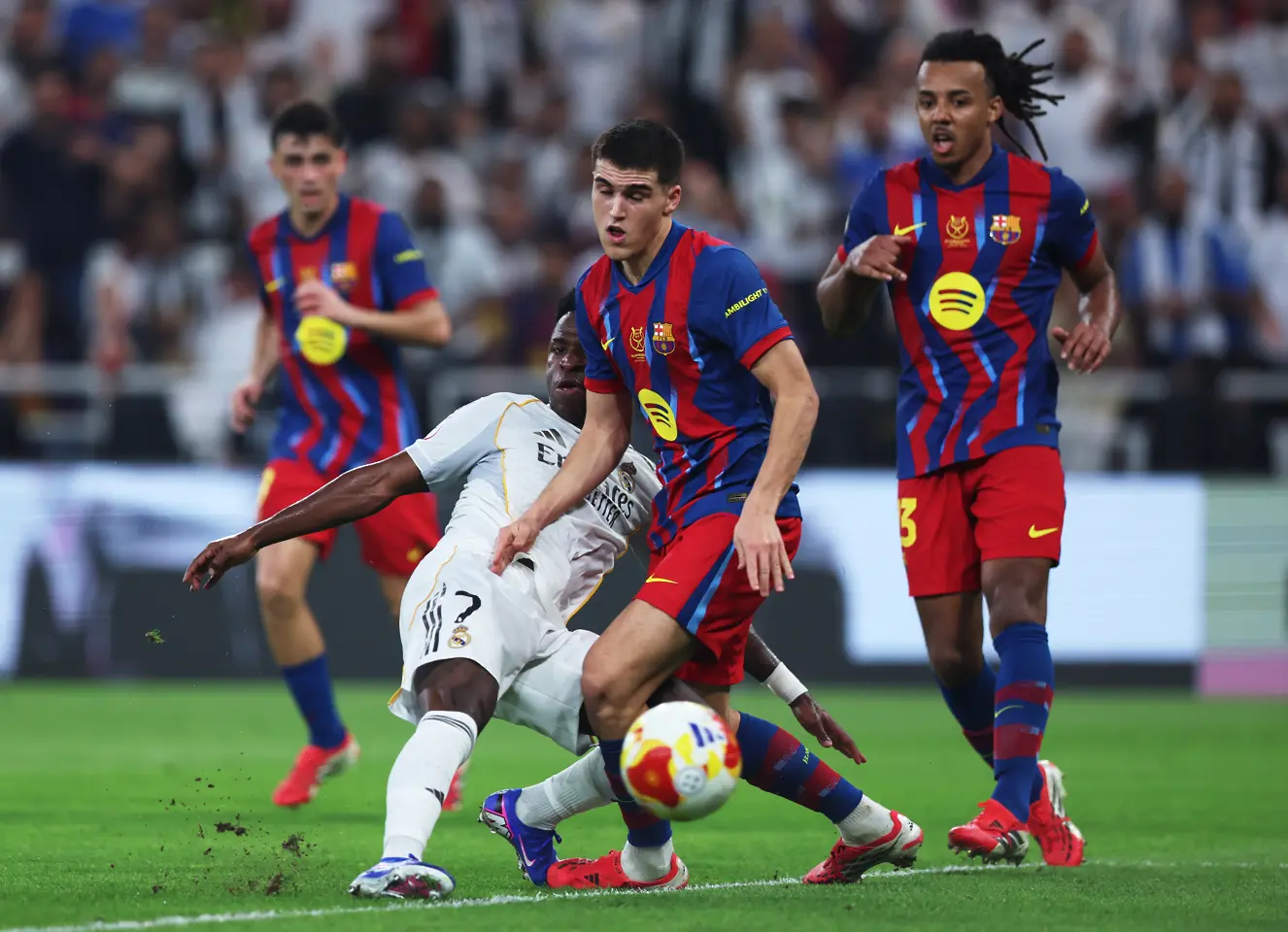 Винисиус Жуниор срещу Пау Кубарси / Getty Images