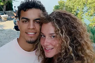 Футболна романтика: звезда на Брайтън ще става баща от сестрата на свой съперник от Тотнъм