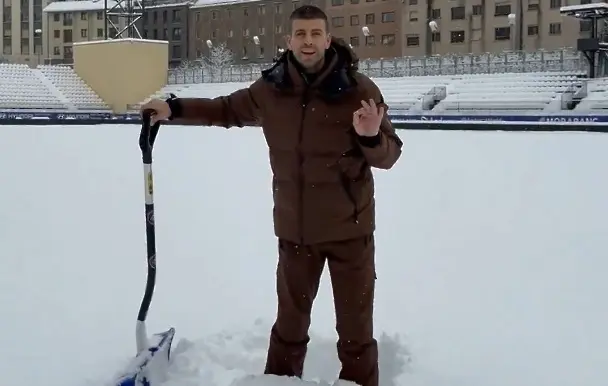 От „Камп Ноу“ до снега в Андора: Пике чисти терен, за да има мач от Ла Лига 2 (ВИДЕО)