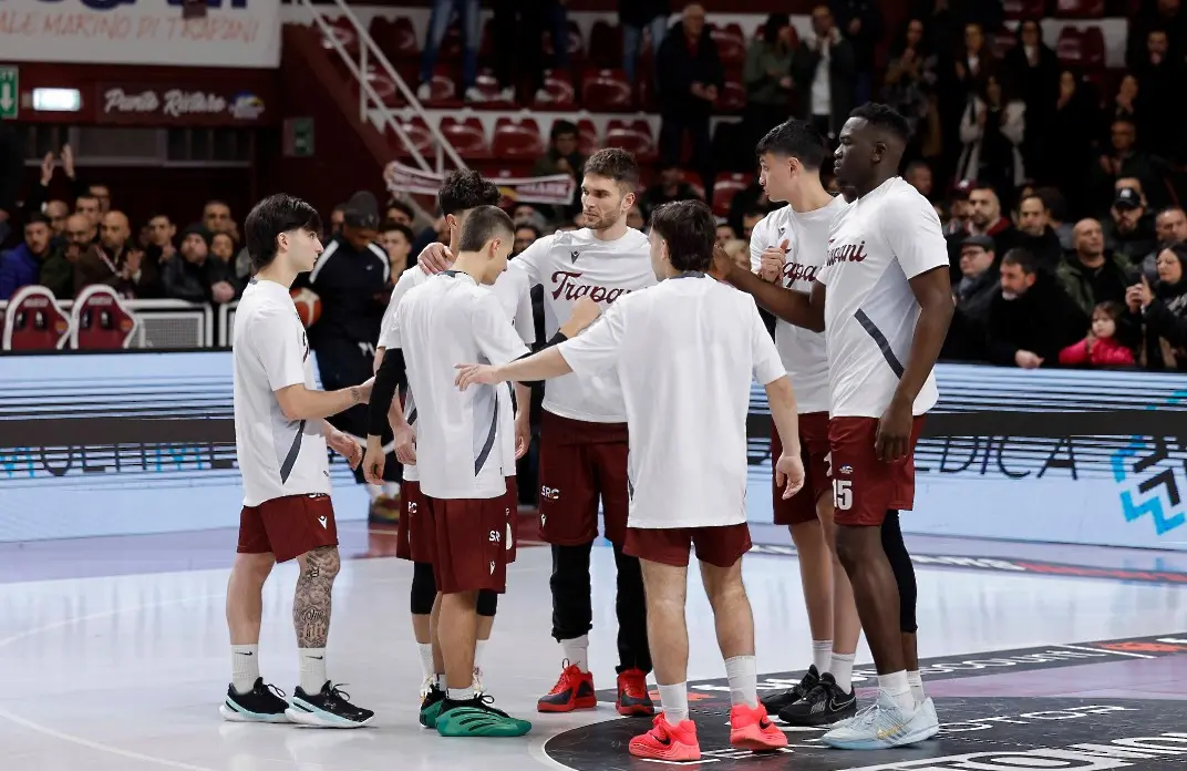 Фарс в италианския баскетбол: Трапани излезе с юноши, мачът продължи само 4 минути - на паркета останаха 1 срещу 5 (ВИДЕО)