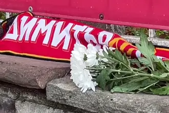 Шалче и цветя в памет на Димитър Пенев на „Българска армия“ (ВИДЕО)