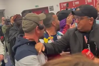 Въргал в Африка - журналисти се сбиха (ВИДЕО)