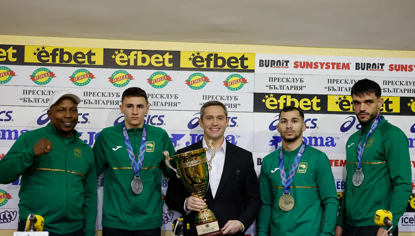 Красимир Инински между националите по бокс / startphoto.bg