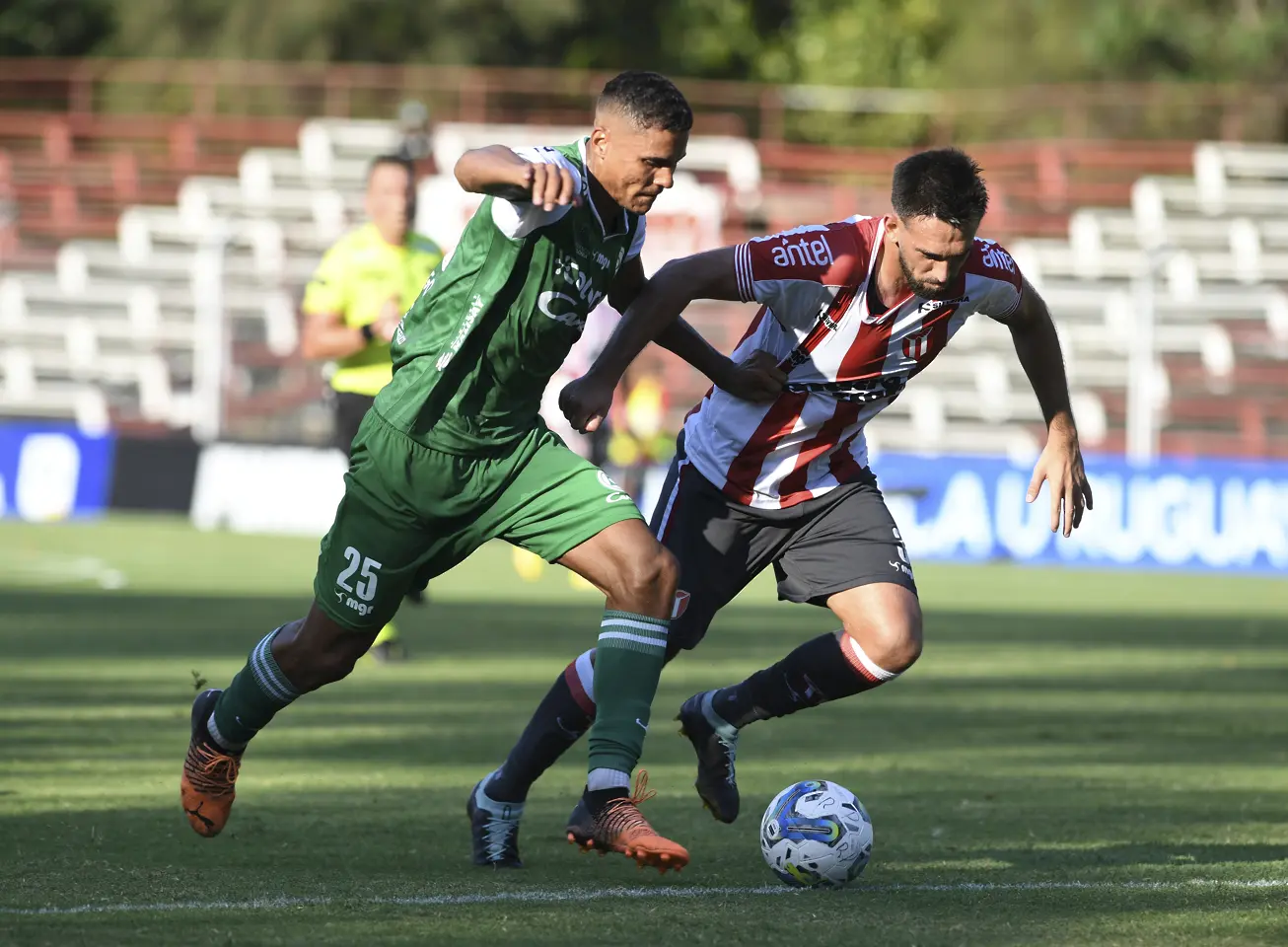 Сантиаго Брунели с екипа на Ривър Плейт в червено-бяло / Getty Images