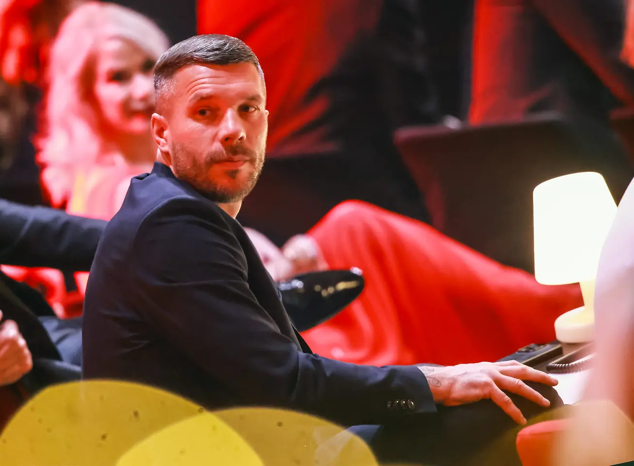 Лукас Подолски купува бъдещия отбор на Боби Рупанов