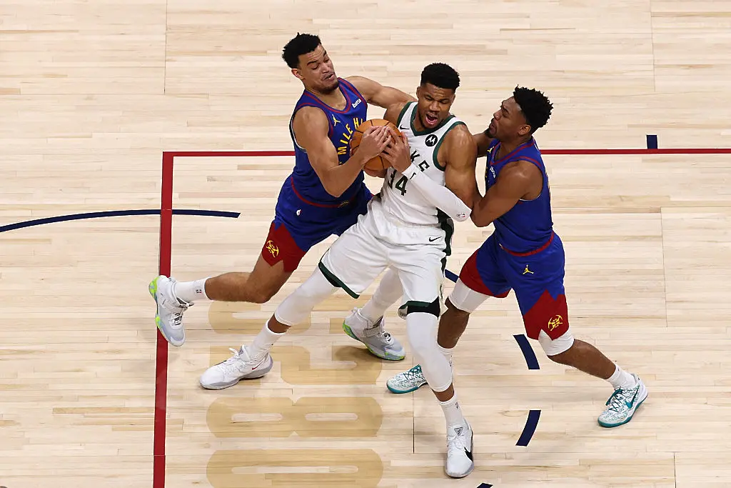 Янис Антетокумбо срещу двама от Денвър Нъгетс / Getty Images 