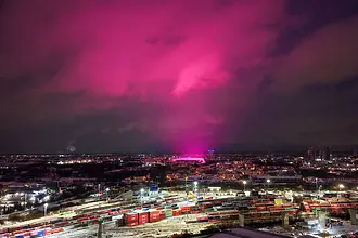 Стадион зарадва цял град със Северно сияние по британски