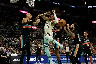 Уембаняма с дабъл-дабъл, Сан Антонио вгорчи нещата за Янис и Милуоки (ВИДЕО)