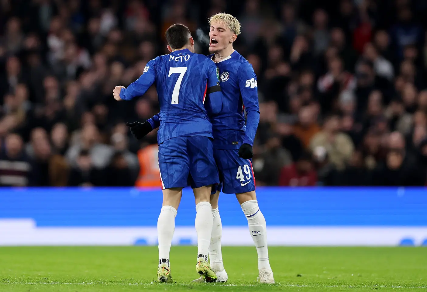 Вратарски грешки разколебаха Челси, Арсенал е крачка по-близо до финала на Карабао Къп