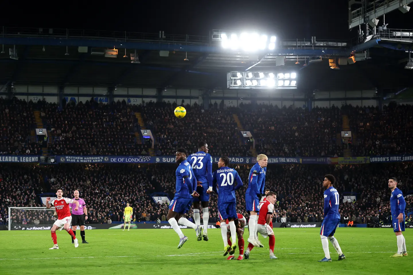 Вратарски грешки разколебаха Челси, Арсенал е крачка по-близо до финала на Карабао Къп