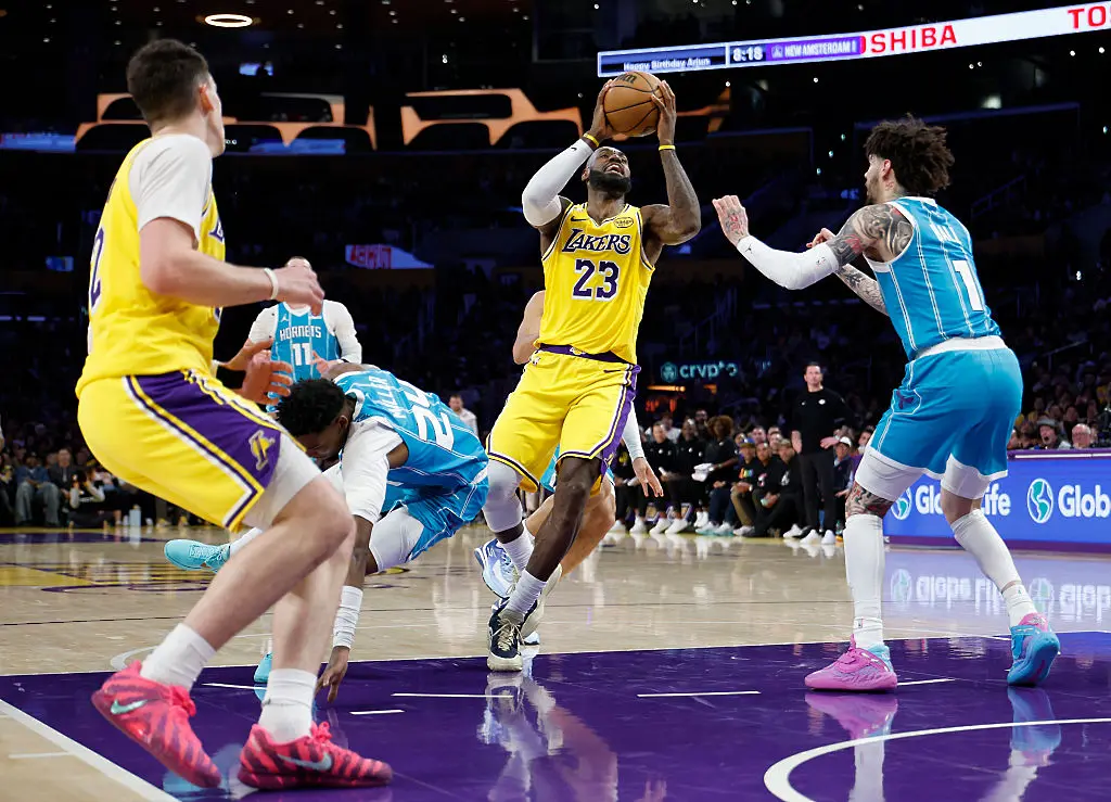 Леброн Джеймс срещу Ламело Бол / Getty Images 