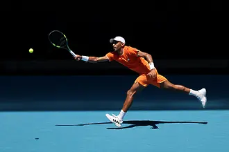 Седмият поставен аут от Australian Open след борба с крампите