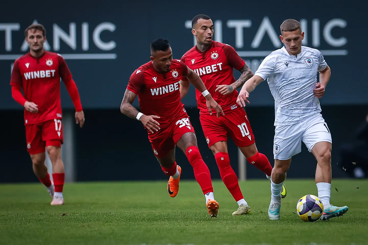 Лео Перейра и Макс Ебонг / startphoto.bg 