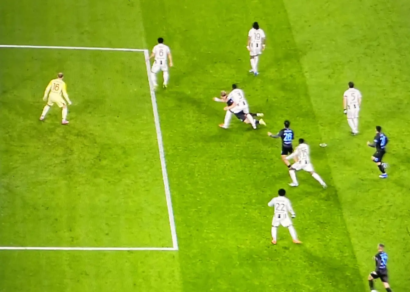 Спорният момент, в който Бремер хвана Расмус Хьойлунд / X/PaoloZlliani